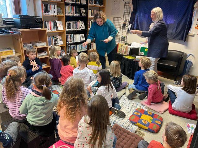 Kindergruppe in der Bibliothek