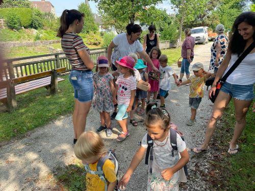 Kinder beim Wandern