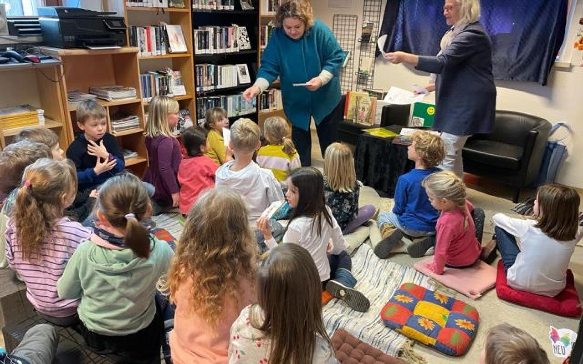 Kindergruppe in der Bibliothek