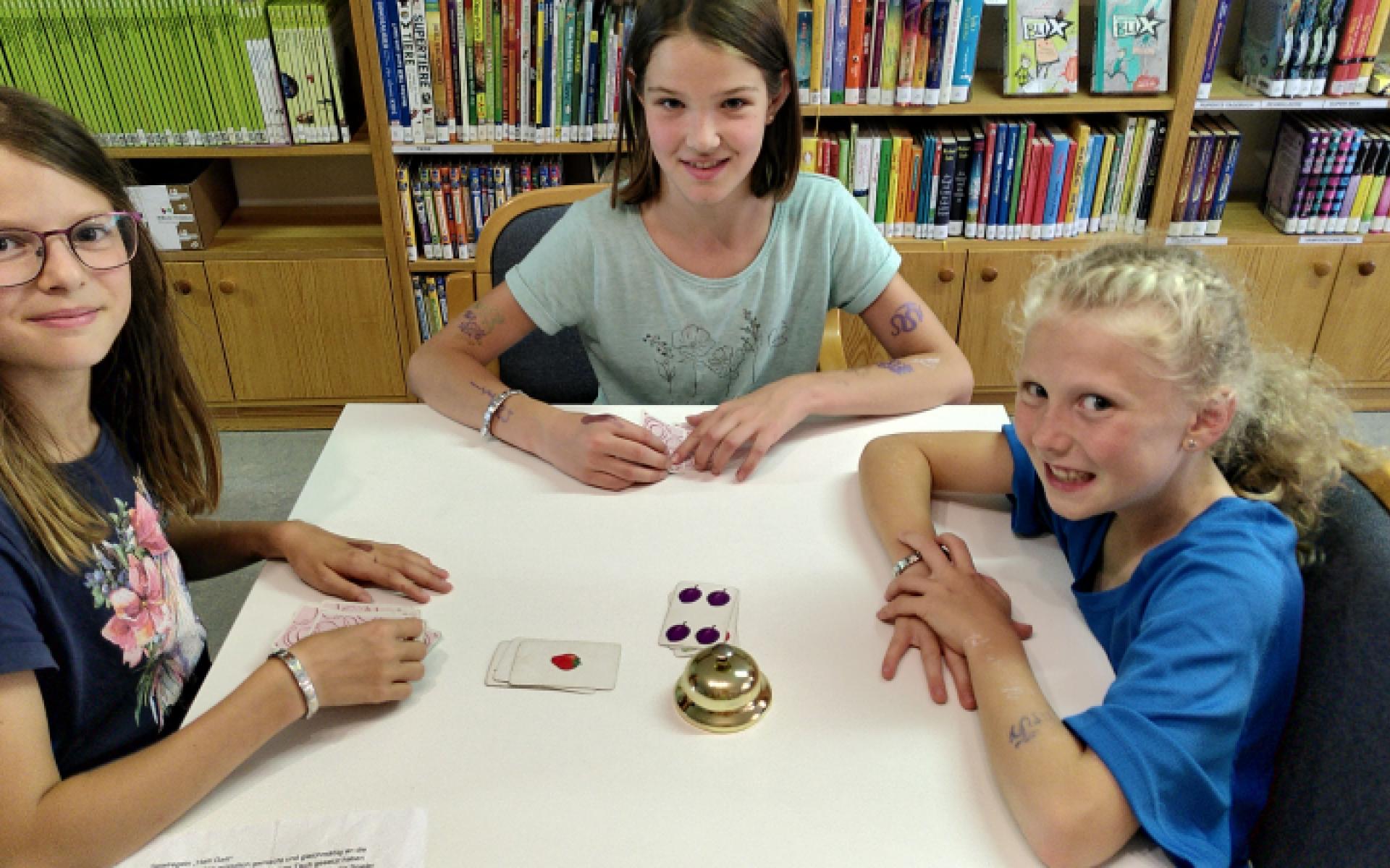 Mädchen in der Bibliothek