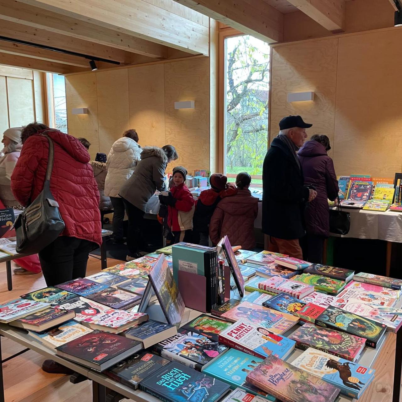 Buchausstellung_2024_Büchertisch